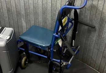 Posso salire su un aereo con una sedia a rotelle elettrica?>